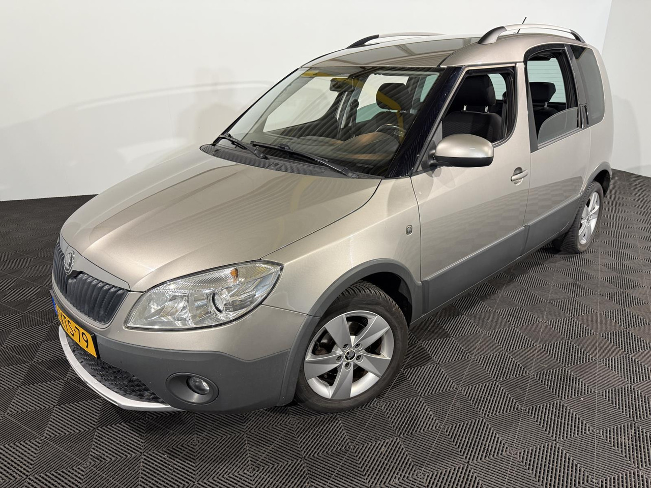 Skoda Roomster 1.2 TSI Drive | 2015 | 119.156 km | 2-XTS-79 - PKW: das Bild 1 Skoda Roomster 1.2 TSI Drive | 2015 | 119.156 km | 2-XTS-79 - PKW: das Bild 1