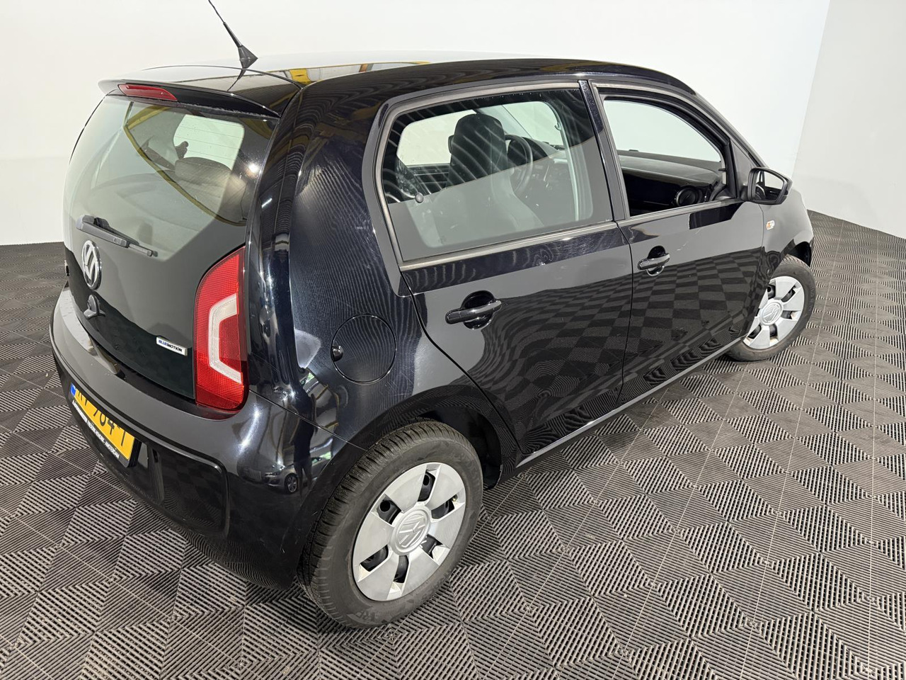 Volkswagen Up 1.0 Move up! BlueMotion | 2015 | 169.625 km | KV-984-T - Schrägheck: das Bild 3 Volkswagen Up 1.0 Move up! BlueMotion | 2015 | 169.625 km | KV-984-T - Schrägheck: das Bild 3