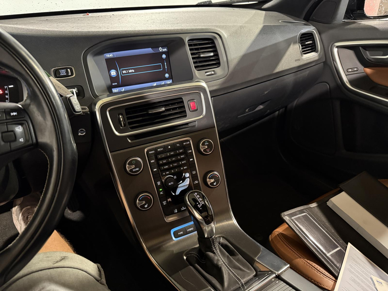 Volvo V60 2.4 D6 AWD Plug-In Hybrid Summum | 2013 | 3-SVT-51 | 247.435 km | 3-SVT-51 - PKW: das Bild 3 Volvo V60 2.4 D6 AWD Plug-In Hybrid Summum | 2013 | 3-SVT-51 | 247.435 km | 3-SVT-51 - PKW: das Bild 3