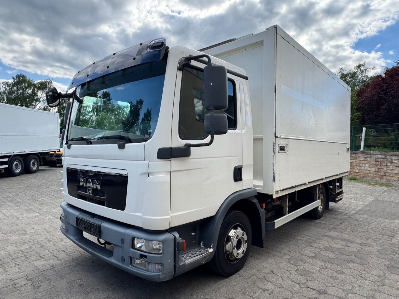 MAN TGL 8.180/2xAHK/Zertifikat/Schwenkwand - Getränkeaufbau LKW: das Bild 2 MAN TGL 8.180/2xAHK/Zertifikat/Schwenkwand - Getränkeaufbau LKW: das Bild 2