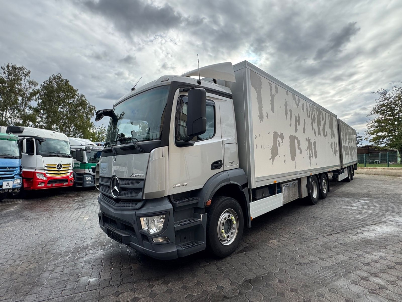 Mercedes-Benz Antos 2540/2xLBW/Kühlung-Defekt/5instock - Kühlkoffer LKW: das Bild 2 Mercedes-Benz Antos 2540/2xLBW/Kühlung-Defekt/5instock - Kühlkoffer LKW: das Bild 2