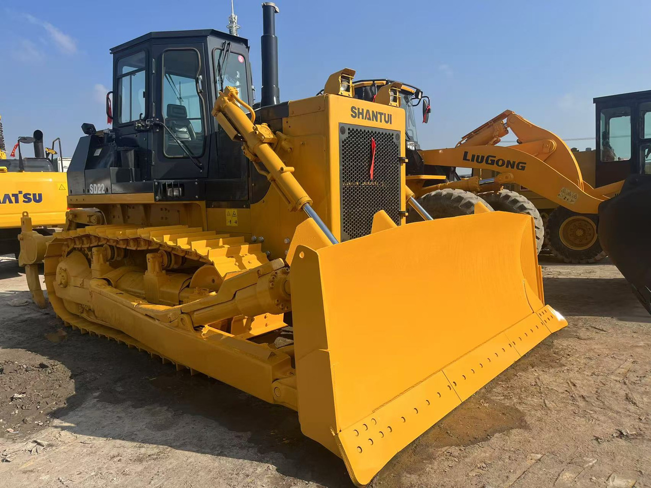 Bulldozer SHANTUI SD22: das Bild 1
