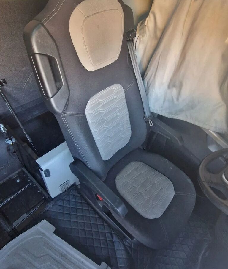 Ford F-MAX CARGO truck - Sitz für LKW: das Bild 3 Ford F-MAX CARGO truck - Sitz für LKW: das Bild 3