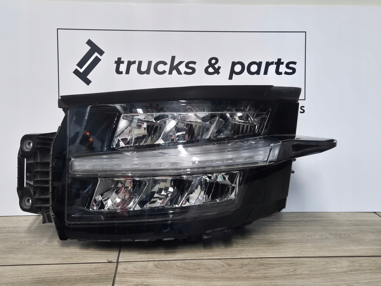 RENAULT REFLEKTOR LAMPA RENAULT RANGE T GAMA T EVOLUTION EVO LED LEWA - Hauptscheinwerfer für LKW: das Bild 1 RENAULT REFLEKTOR LAMPA RENAULT RANGE T GAMA T EVOLUTION EVO LED LEWA - Hauptscheinwerfer für LKW: das Bild 1