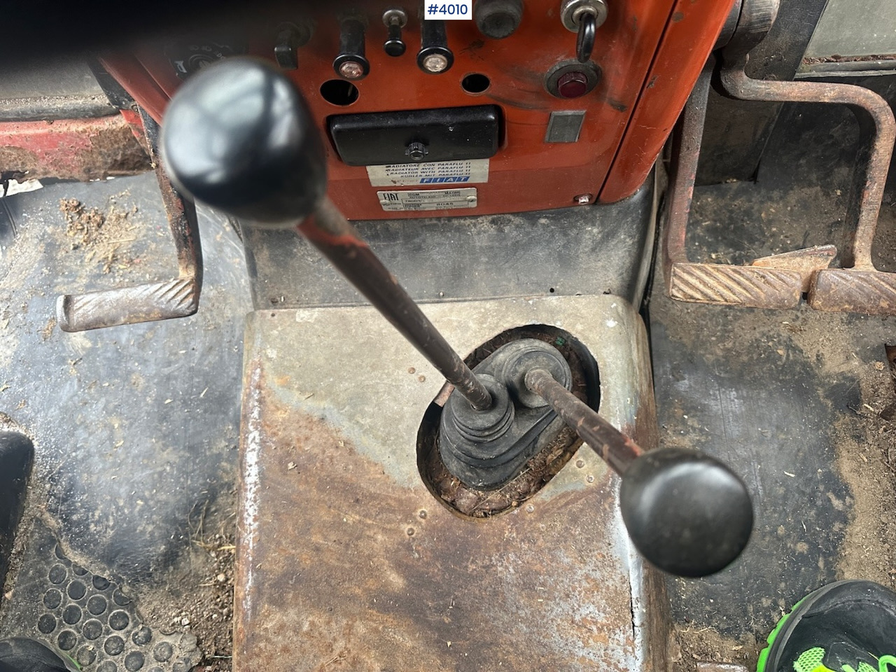 Traktor 1982 Fiat 780 DT w/ front loader, snow shovel, chains, top link, triangle and extra set of twin wheels.: das Bild 23