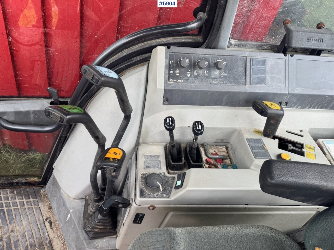 Traktor 1991 Valmet 6100 Turbo with front loader and bucket: das Bild 17