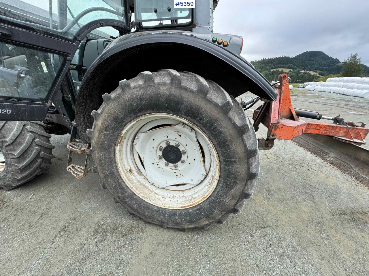2004 Valtra M120-4 w/ loader and bucket - Traktor: das Bild 3 2004 Valtra M120-4 w/ loader and bucket - Traktor: das Bild 3
