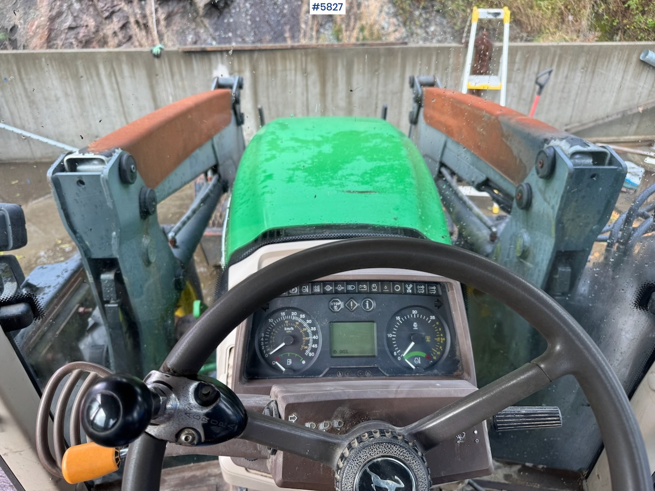 Traktor 2005 John Deere 6320 w/ front loader.: das Bild 16