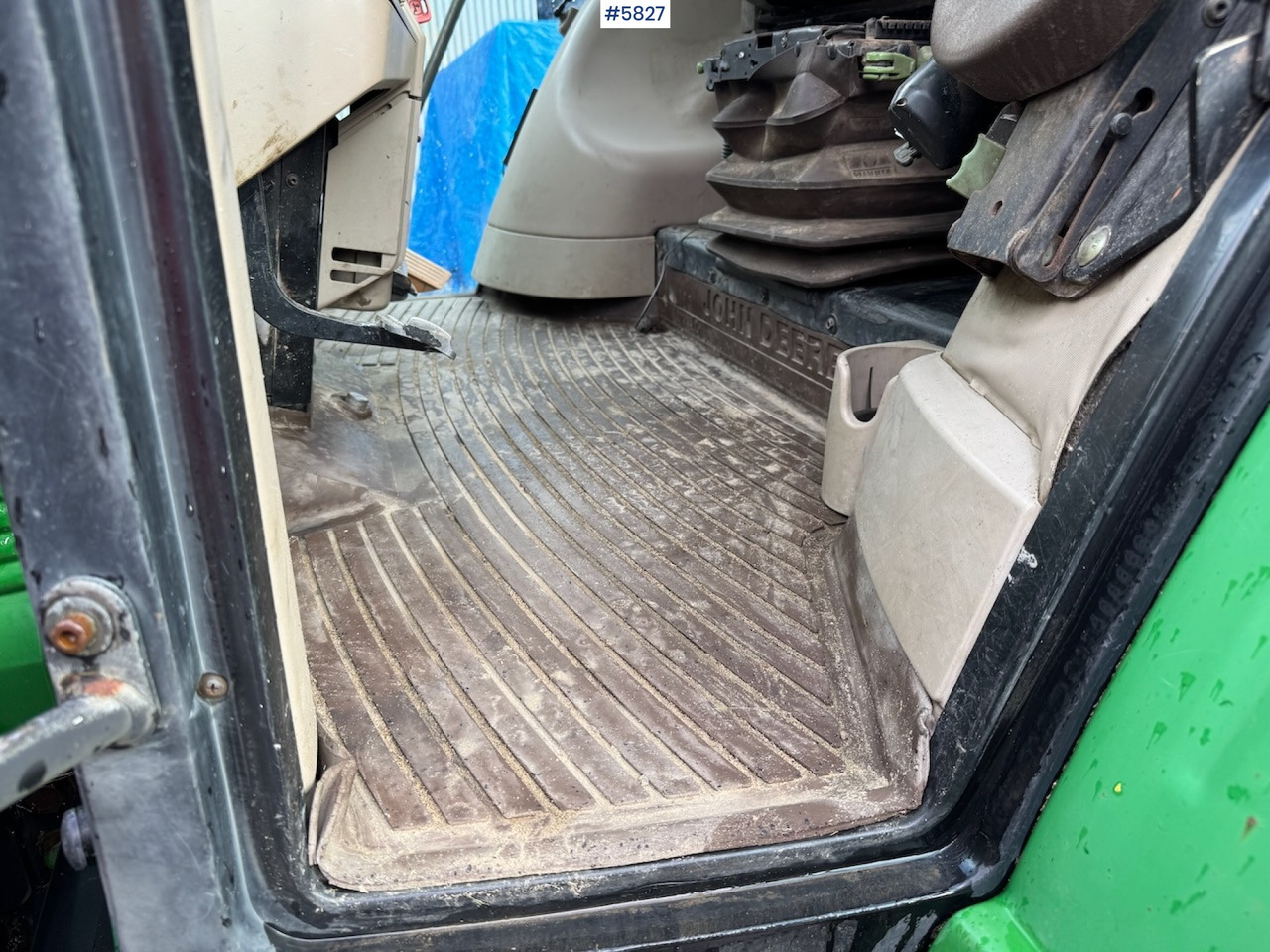 Traktor 2005 John Deere 6320 w/ front loader.: das Bild 14