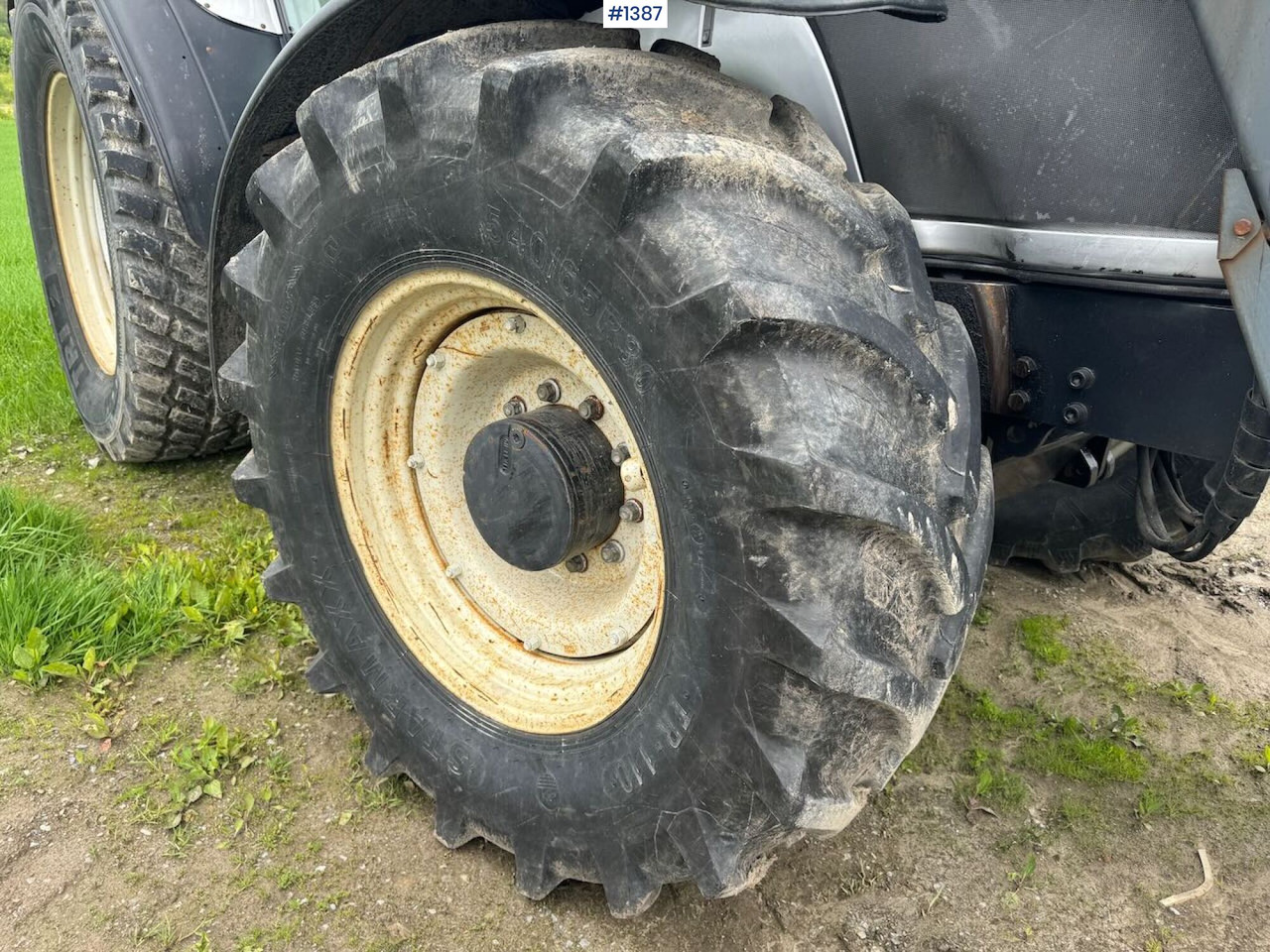Traktor 2007 Valtra T190 4x4 Tractor w/ bucket: das Bild 8