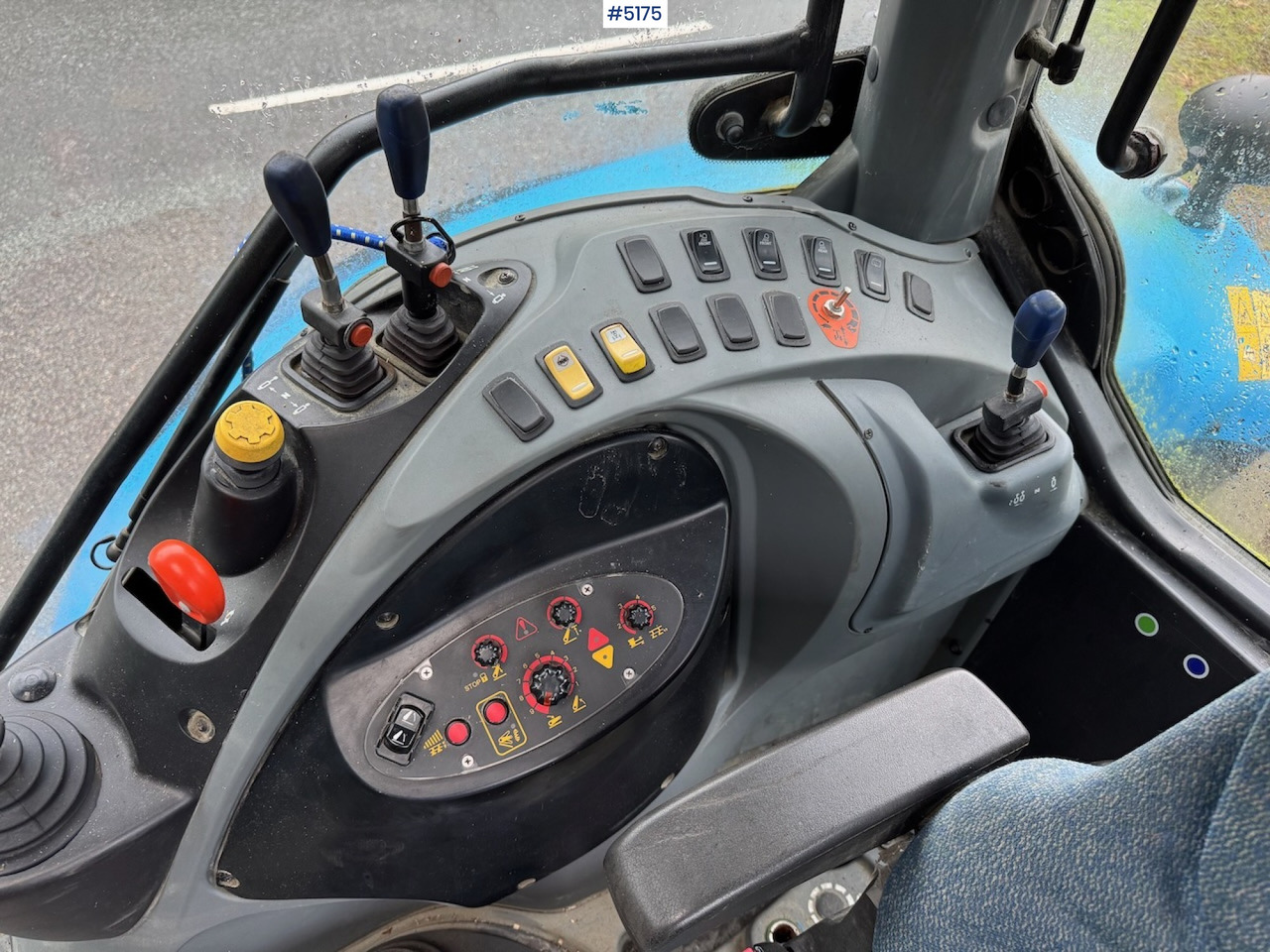 Traktor 2013 Landini Powermondial 120 w/front loader and some equipment. Low hours!: das Bild 14