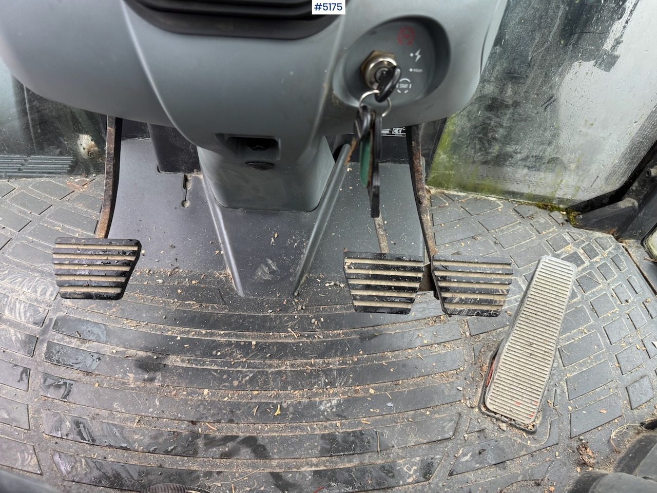 Traktor 2013 Landini Powermondial 120 w/front loader and some equipment. Low hours!: das Bild 12