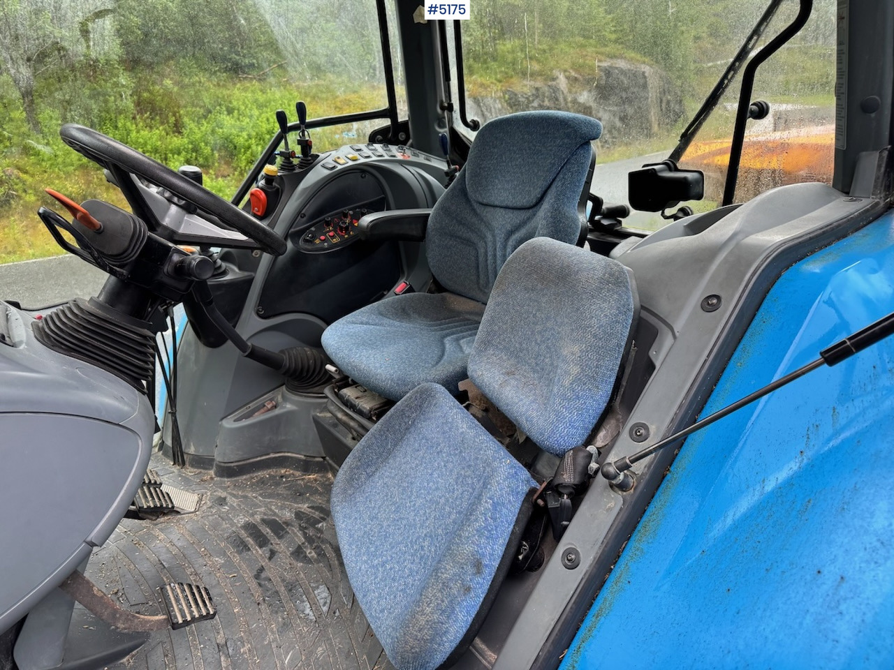 Traktor 2013 Landini Powermondial 120 w/front loader and some equipment. Low hours!: das Bild 6