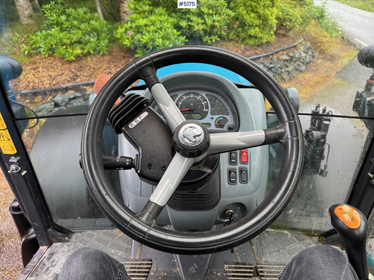 Traktor 2013 Landini Powermondial 120 w/front loader and some equipment. Low hours!: das Bild 9