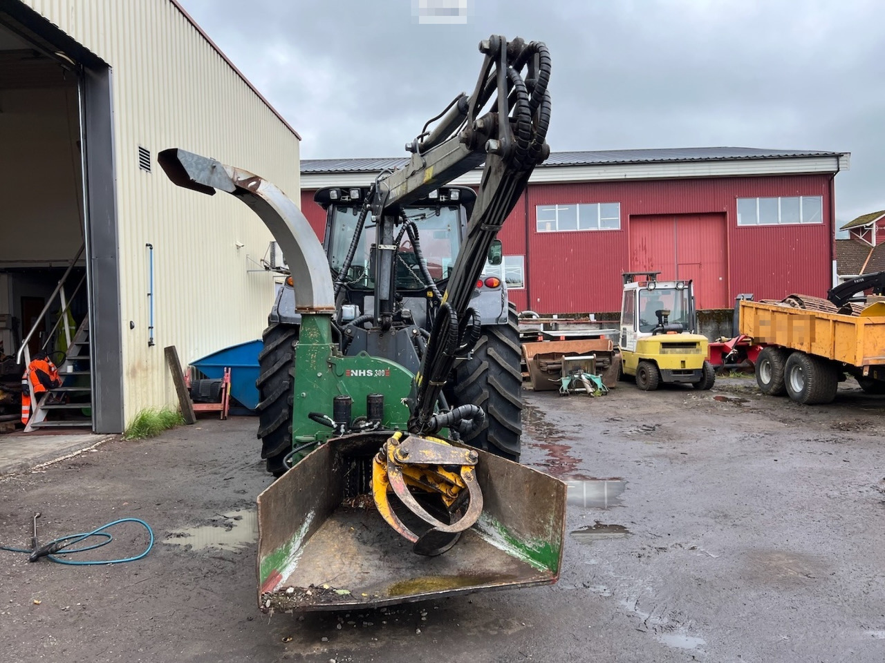 Forstmaschine 2015 NHS 300E chipper and 2015 Junkkari P4169 Crane: das Bild 9
