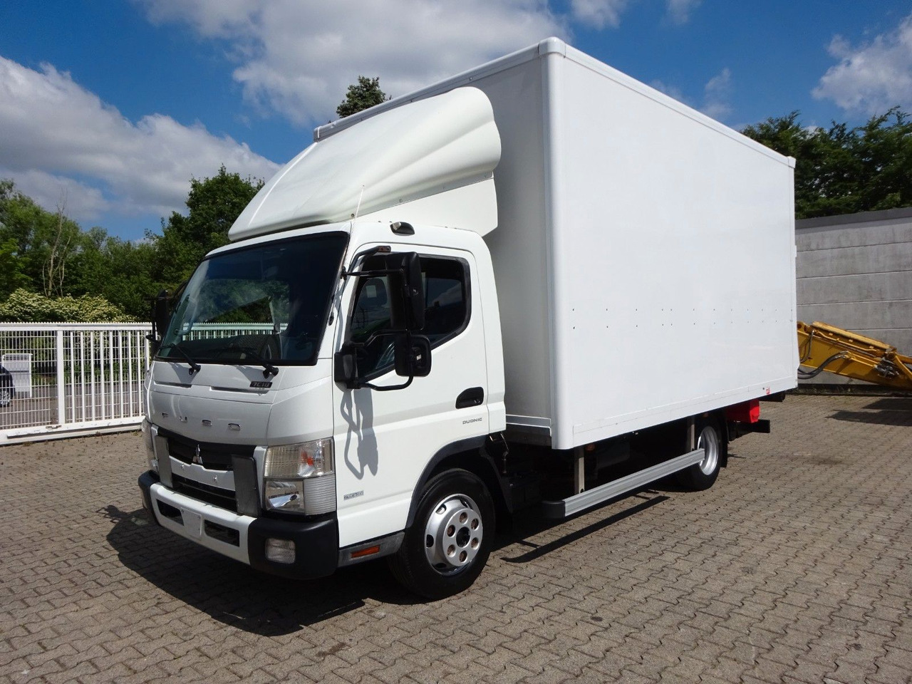 FUSO Canter 7C18 + LBW 4x2 - Koffer Transporter: das Bild 2 FUSO Canter 7C18 + LBW 4x2 - Koffer Transporter: das Bild 2
