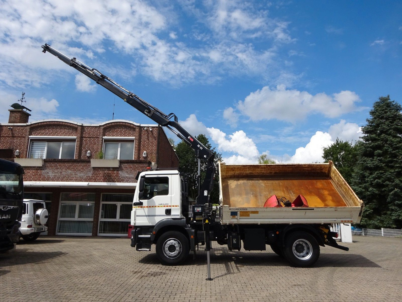 MAN 15.290 TGM 3Skipper + HIAB 111-B3 HIDUO Kran 4x2 - Kipper, Autokran: das Bild 1 MAN 15.290 TGM 3Skipper + HIAB 111-B3 HIDUO Kran 4x2 - Kipper, Autokran: das Bild 1