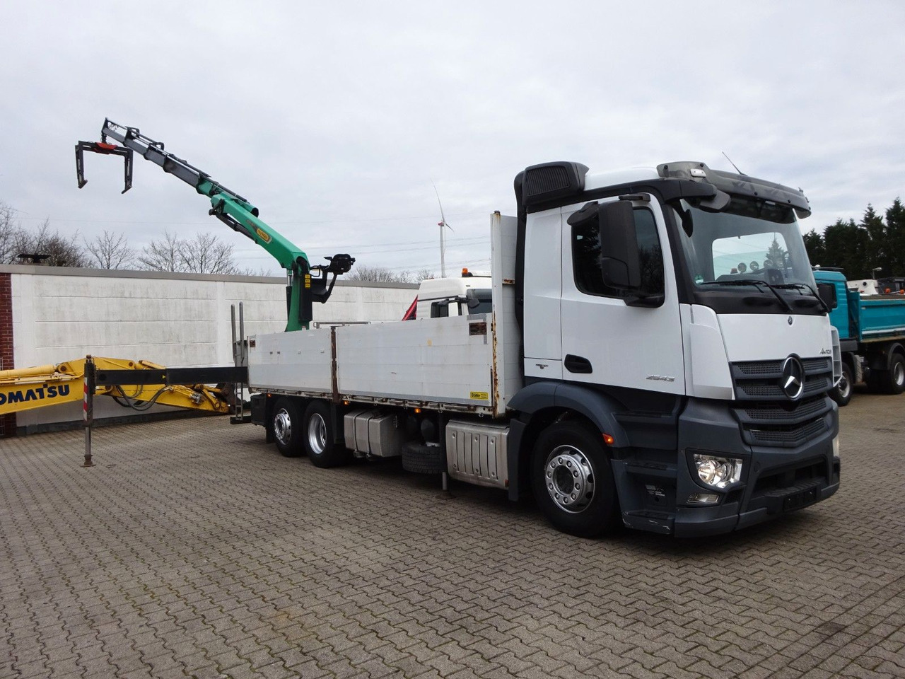 Mercedes-Benz 2543 Antos Baustoff +PK 26001 bis 20 m Auslage Mercedes-Benz 2543 Antos Baustoff +PK 26001 bis 20 m Auslage - Autokran, Pritsche LKW: das Bild 1 Mercedes-Benz 2543 Antos Baustoff +PK 26001 bis 20 m Auslage Mercedes-Benz 2543 Antos Baustoff +PK 26001 bis 20 m Auslage - Autokran, Pritsche LKW: das Bild 1