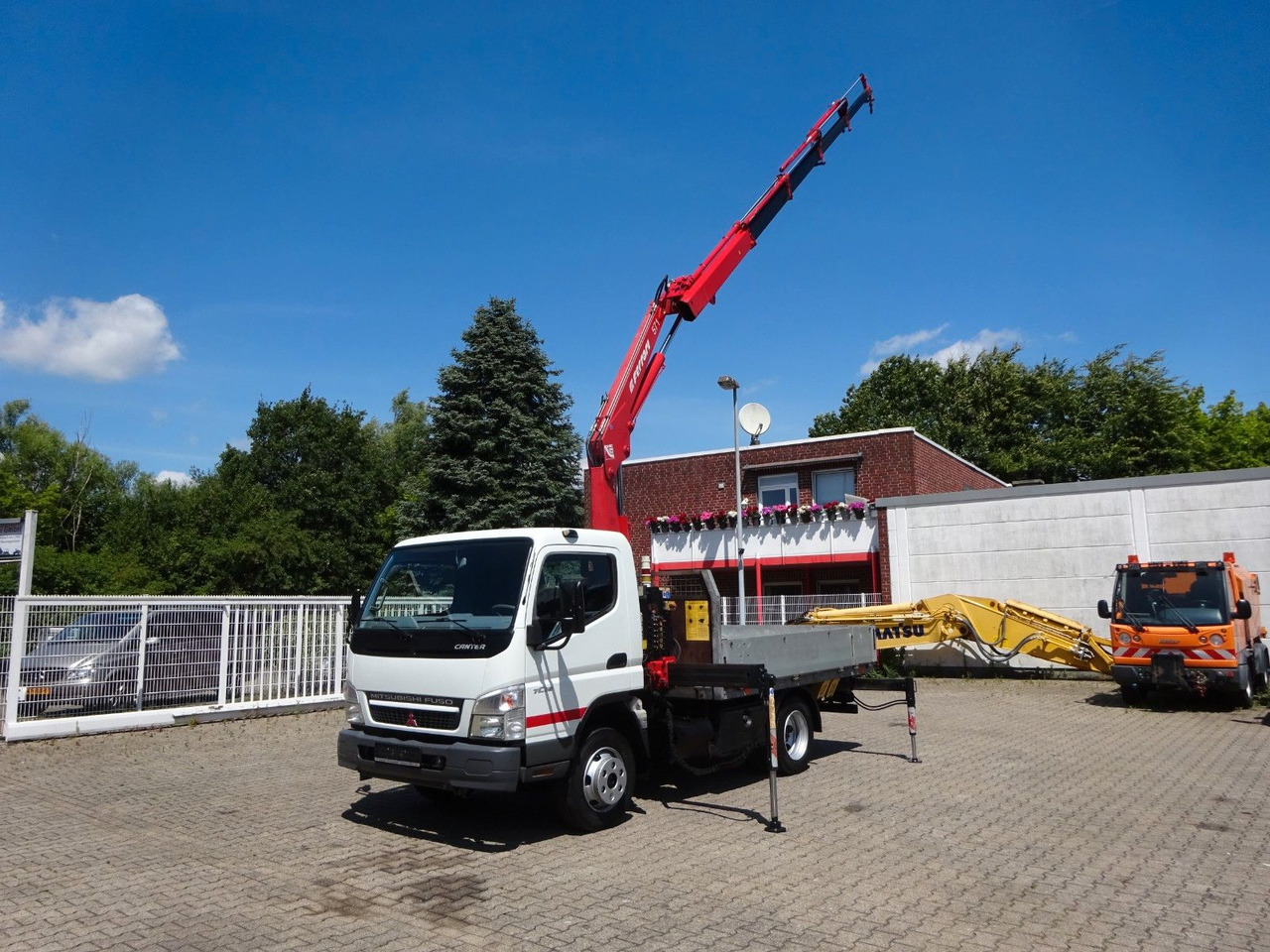 Mitsubishi Fuso Canter 7C18 + Ferrari F571 Kran - Pritsche Transporter: das Bild 2 Mitsubishi Fuso Canter 7C18 + Ferrari F571 Kran - Pritsche Transporter: das Bild 2