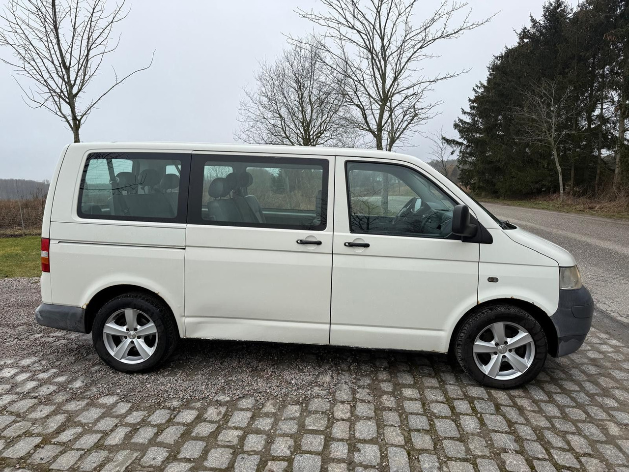 Volkswagen T5 Transporter 1.9 TDI *9 Sitze * 3900 € - Personentransporter: das Bild 5 Volkswagen T5 Transporter 1.9 TDI *9 Sitze * 3900 € - Personentransporter: das Bild 5