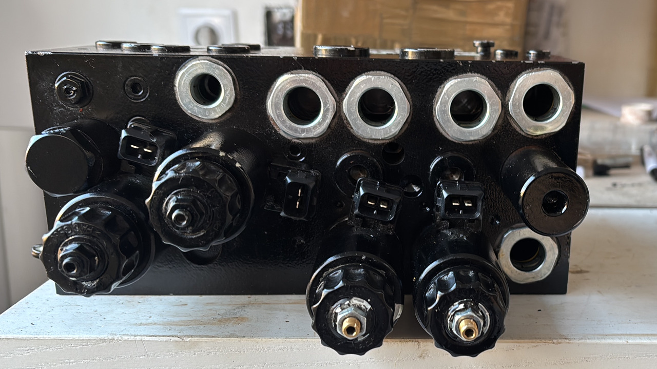 BT valve block 7578647 - Ersatzteile für Schubmaststapler: das Bild 1 BT valve block 7578647 - Ersatzteile für Schubmaststapler: das Bild 1