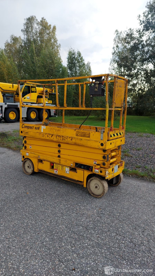 Haulotte Compact 10 N, 2005 Saksilava nostin, Vantaa - Baumaschine: das Bild 2 Haulotte Compact 10 N, 2005 Saksilava nostin, Vantaa - Baumaschine: das Bild 2