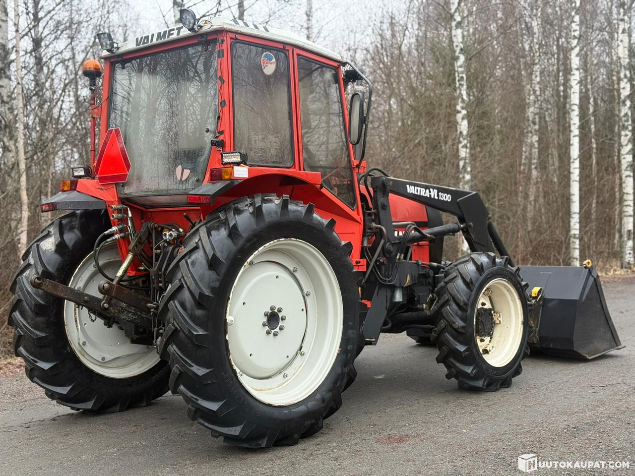 Valmet 604, 4x4 with front loader, 1985 — Well equipped!!, Jyväskylä - Traktor: das Bild 5 Valmet 604, 4x4 with front loader, 1985 — Well equipped!!, Jyväskylä - Traktor: das Bild 5