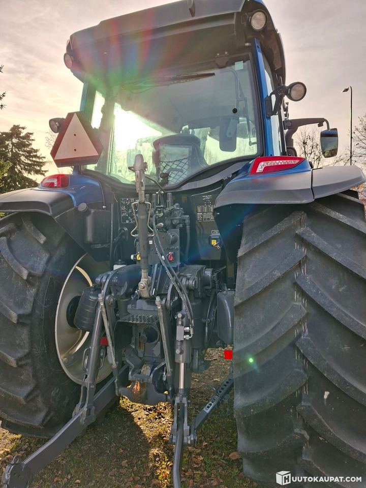 Valtra A134 with front loader, model year 2019, Kurikka - Traktor: das Bild 4 Valtra A134 with front loader, model year 2019, Kurikka - Traktor: das Bild 4