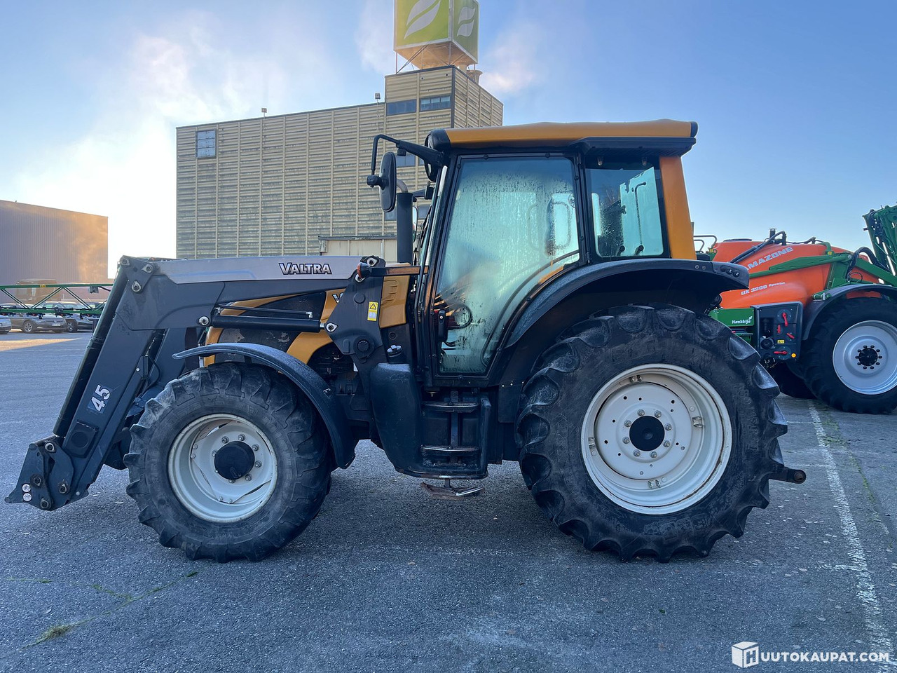 Valtra N92 tractor with loader, 5,500 h, 2010, Salo - Traktor: das Bild 2 Valtra N92 tractor with loader, 5,500 h, 2010, Salo - Traktor: das Bild 2