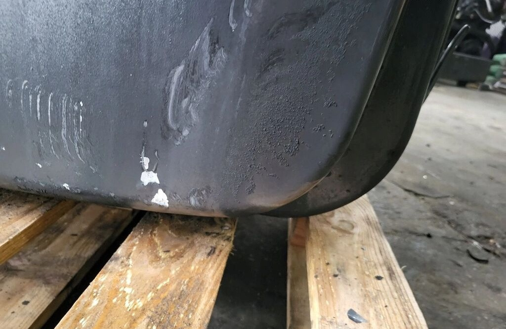 Scania 320L 1888934 Scania 320L 1888934 truck - Kraftstofftank für LKW: das Bild 2 Scania 320L 1888934 Scania 320L 1888934 truck - Kraftstofftank für LKW: das Bild 2