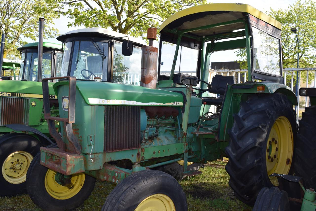 John Deere 2130 - Traktor: das Bild 2 John Deere 2130 - Traktor: das Bild 2