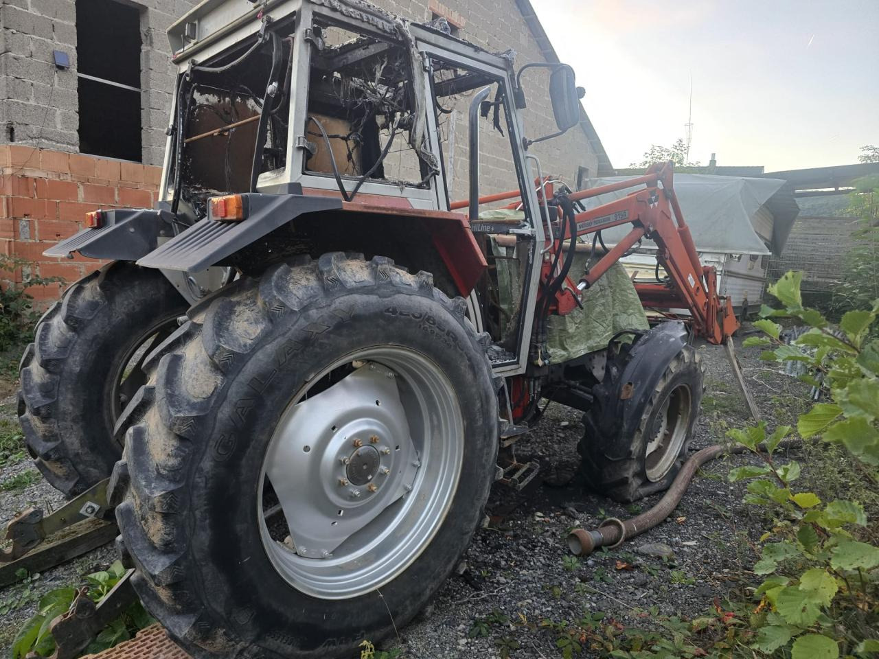 Massey Ferguson MF 390 T *Brandschaden* - Traktor: das Bild 1 Massey Ferguson MF 390 T *Brandschaden* - Traktor: das Bild 1