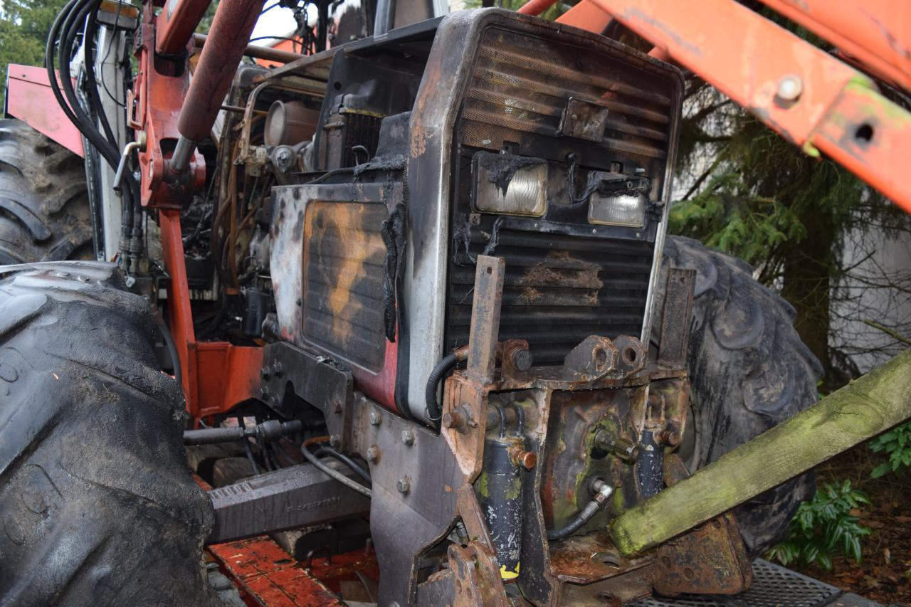 Traktor Massey Ferguson MF 390 T *Brandschaden*: das Bild 9 Traktor Massey Ferguson MF 390 T *Brandschaden*: das Bild 9