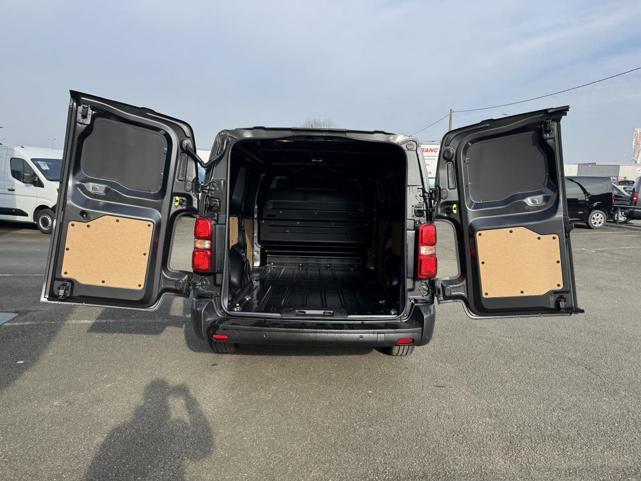 CITROEN jumpy 2 PLACES XL 2.0 BLUEHDI 180CH S&S PACK PREMIUM CONNECT EAT8 - Kastenwagen: das Bild 2 CITROEN jumpy 2 PLACES XL 2.0 BLUEHDI 180CH S&S PACK PREMIUM CONNECT EAT8 - Kastenwagen: das Bild 2