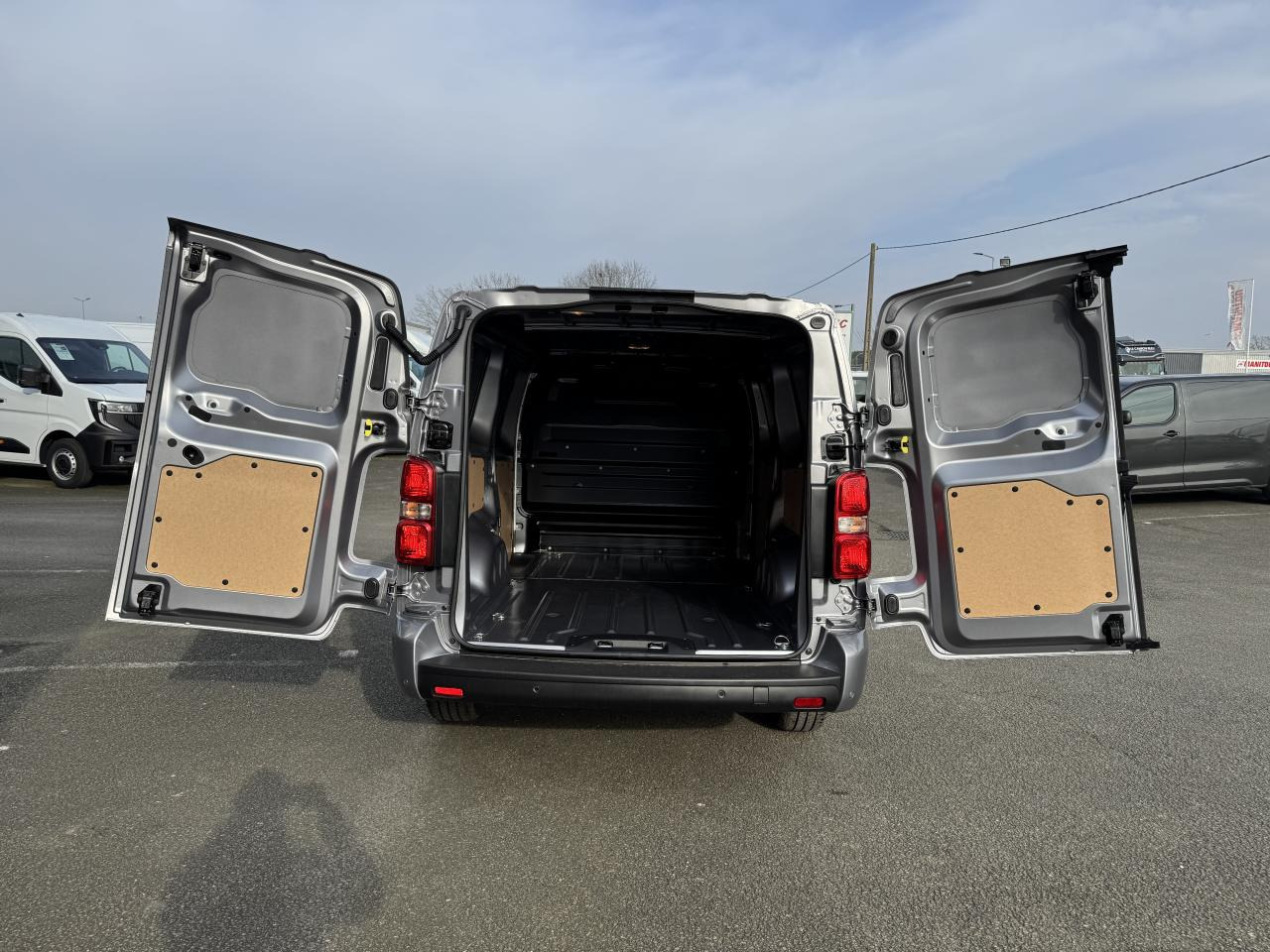 CITROEN jumpy 2 PLACES XL 2.0 BLUEHDI 180CH S&S PACK PREMIUM CONNECT EAT8 - Kastenwagen: das Bild 2 CITROEN jumpy 2 PLACES XL 2.0 BLUEHDI 180CH S&S PACK PREMIUM CONNECT EAT8 - Kastenwagen: das Bild 2