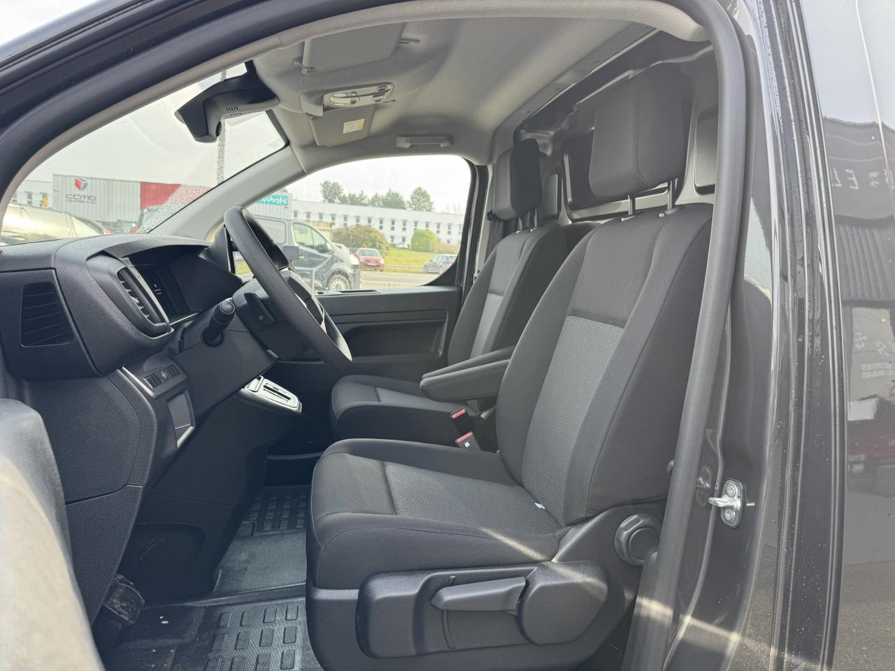 CITROEN jumpy 2 PLACES XL 2.0 BLUEHDI 180CH S&S PACK PREMIUM CONNECT EAT8 - Kastenwagen: das Bild 4 CITROEN jumpy 2 PLACES XL 2.0 BLUEHDI 180CH S&S PACK PREMIUM CONNECT EAT8 - Kastenwagen: das Bild 4