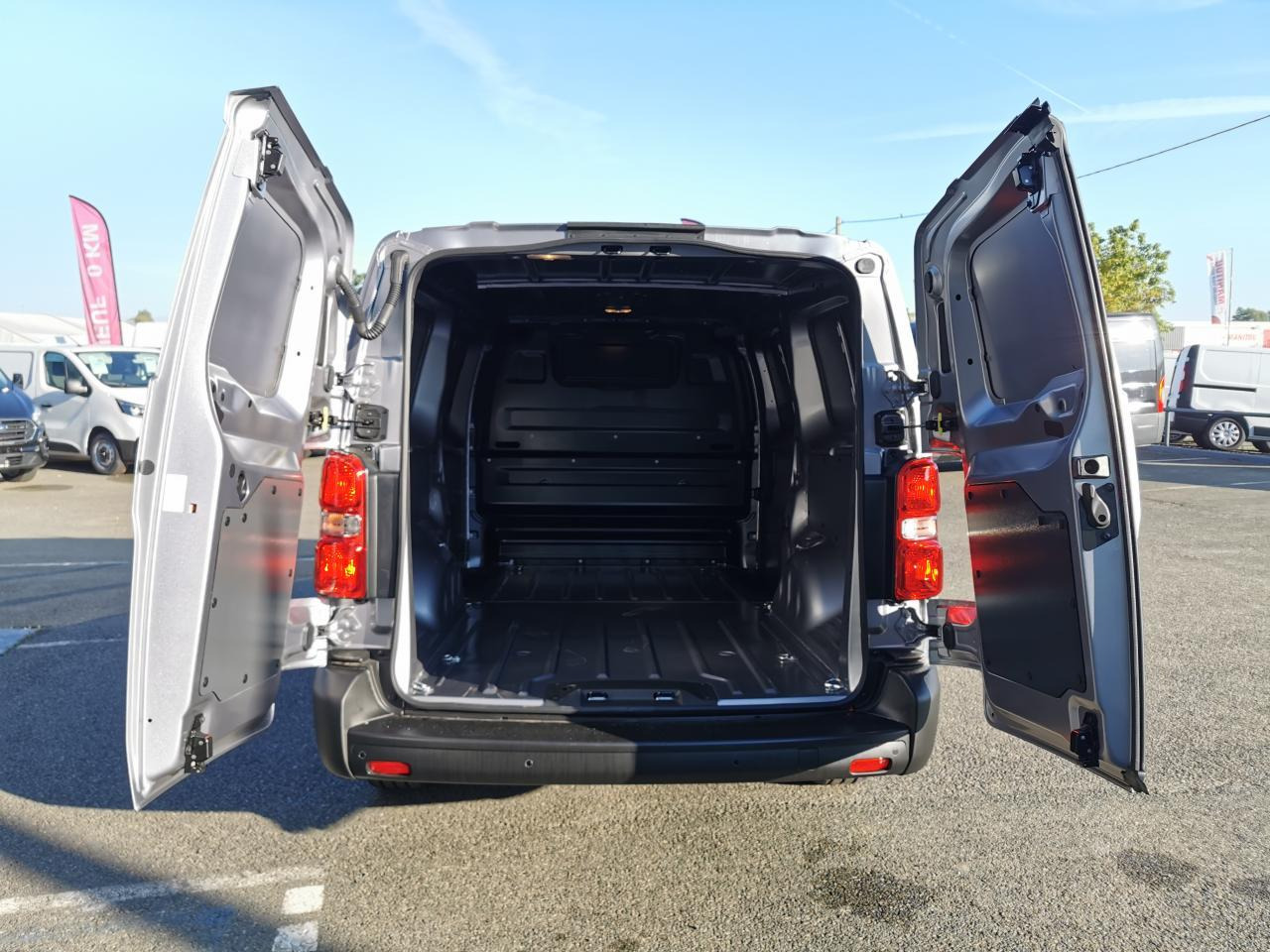 Fiat Scudo XL 2.0 BlueHDi - 145 III 2022 FOURGON Fourgon XL PHASE 1 - Kastenwagen: das Bild 3 Fiat Scudo XL 2.0 BlueHDi - 145 III 2022 FOURGON Fourgon XL PHASE 1 - Kastenwagen: das Bild 3