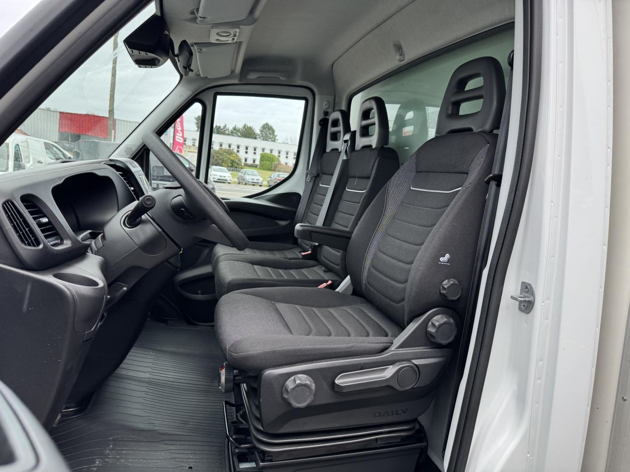 IVECO Daily 35 C 16H3.0 - BV Hi-Matic (Quad-Tor) CHASSIS CABINE CAISSE 20M3 - Koffer Transporter: das Bild 4 IVECO Daily 35 C 16H3.0 - BV Hi-Matic (Quad-Tor) CHASSIS CABINE CAISSE 20M3 - Koffer Transporter: das Bild 4