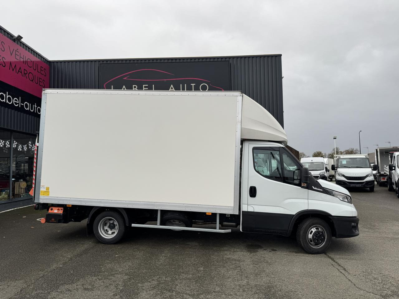 IVECO Daily 35 C 16H3.0 - BV Hi-Matic (Quad-Tor) CHASSIS CABINE CAISSE 20M3 - Koffer Transporter: das Bild 1 IVECO Daily 35 C 16H3.0 - BV Hi-Matic (Quad-Tor) CHASSIS CABINE CAISSE 20M3 - Koffer Transporter: das Bild 1