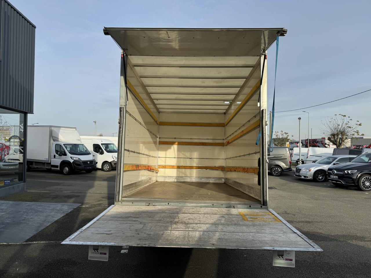 IVECO Daily 35C16 CAISSE HAYON 20M3 RJ 3.0L 160CH - Koffer Transporter: das Bild 3 IVECO Daily 35C16 CAISSE HAYON 20M3 RJ 3.0L 160CH - Koffer Transporter: das Bild 3
