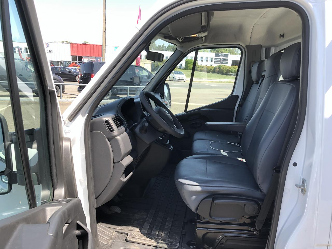 NISSAN INTERSTAR 3T5 2.3 DCI 165CH RJ PLATEAU RIDELLES - Pritsche Transporter: das Bild 5 NISSAN INTERSTAR 3T5 2.3 DCI 165CH RJ PLATEAU RIDELLES - Pritsche Transporter: das Bild 5