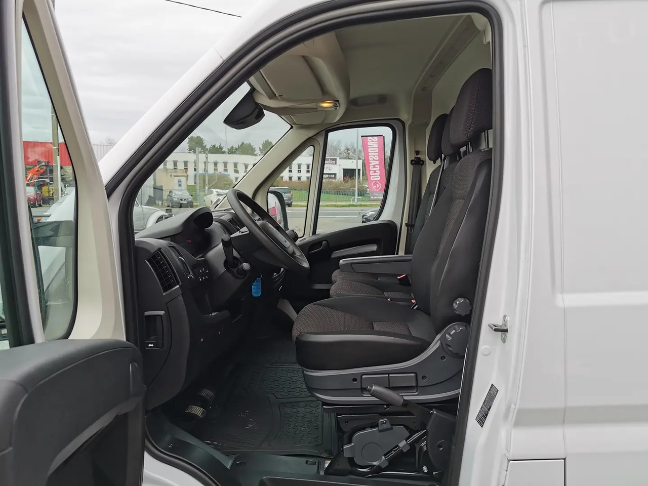 Peugeot Boxer 333 L2H2 2.2 BLUEHDI S&S 140CH ASPHALT - Kastenwagen: das Bild 5 Peugeot Boxer 333 L2H2 2.2 BLUEHDI S&S 140CH ASPHALT - Kastenwagen: das Bild 5