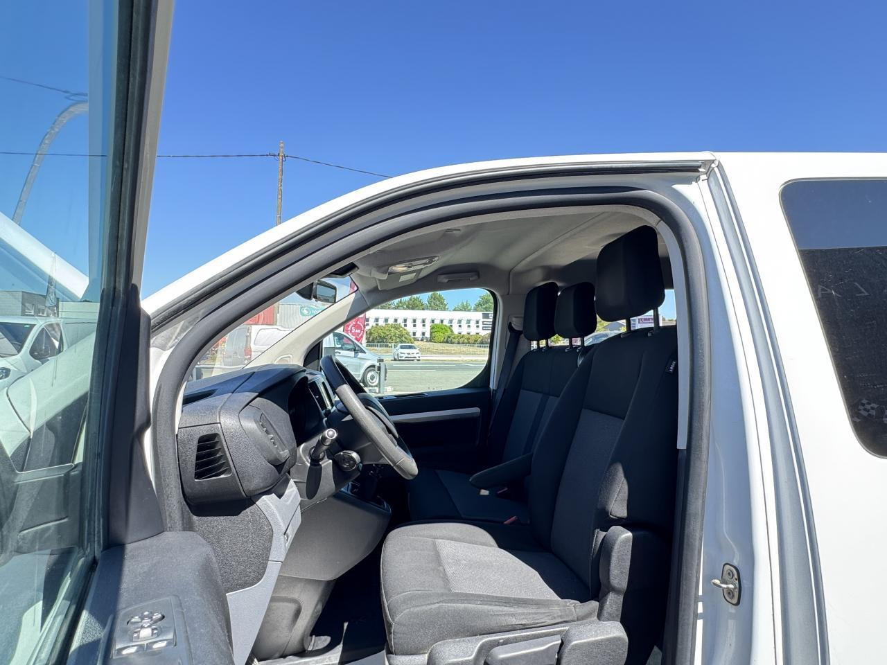 Peugeot Expert Standard 2.0 BlueHDI 150 S&S CABINE APPROFONDIE 6 PLACES - Transporter mit Doppelkabine: das Bild 4 Peugeot Expert Standard 2.0 BlueHDI 150 S&S CABINE APPROFONDIE 6 PLACES - Transporter mit Doppelkabine: das Bild 4