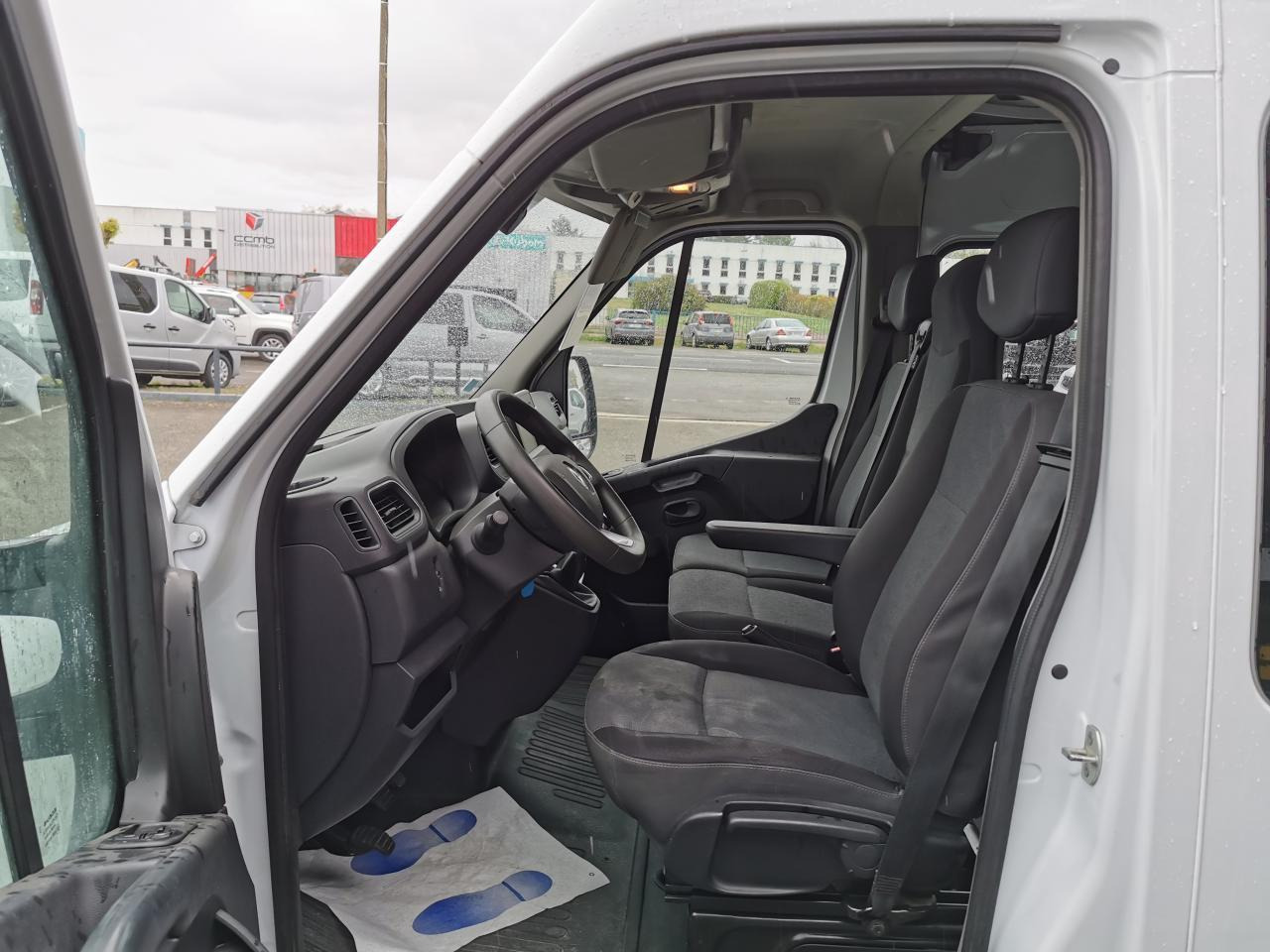 Renault Master 7 PLACES Confort F3300 L2H2 2.3 dCi - 135 III CABINE APPROFONDIE Cabine approfondie L2H2 Tra - Transporter mit Doppelkabine: das Bild 4 Renault Master 7 PLACES Confort F3300 L2H2 2.3 dCi - 135 III CABINE APPROFONDIE Cabine approfondie L2H2 Tra - Transporter mit Doppelkabine: das Bild 4