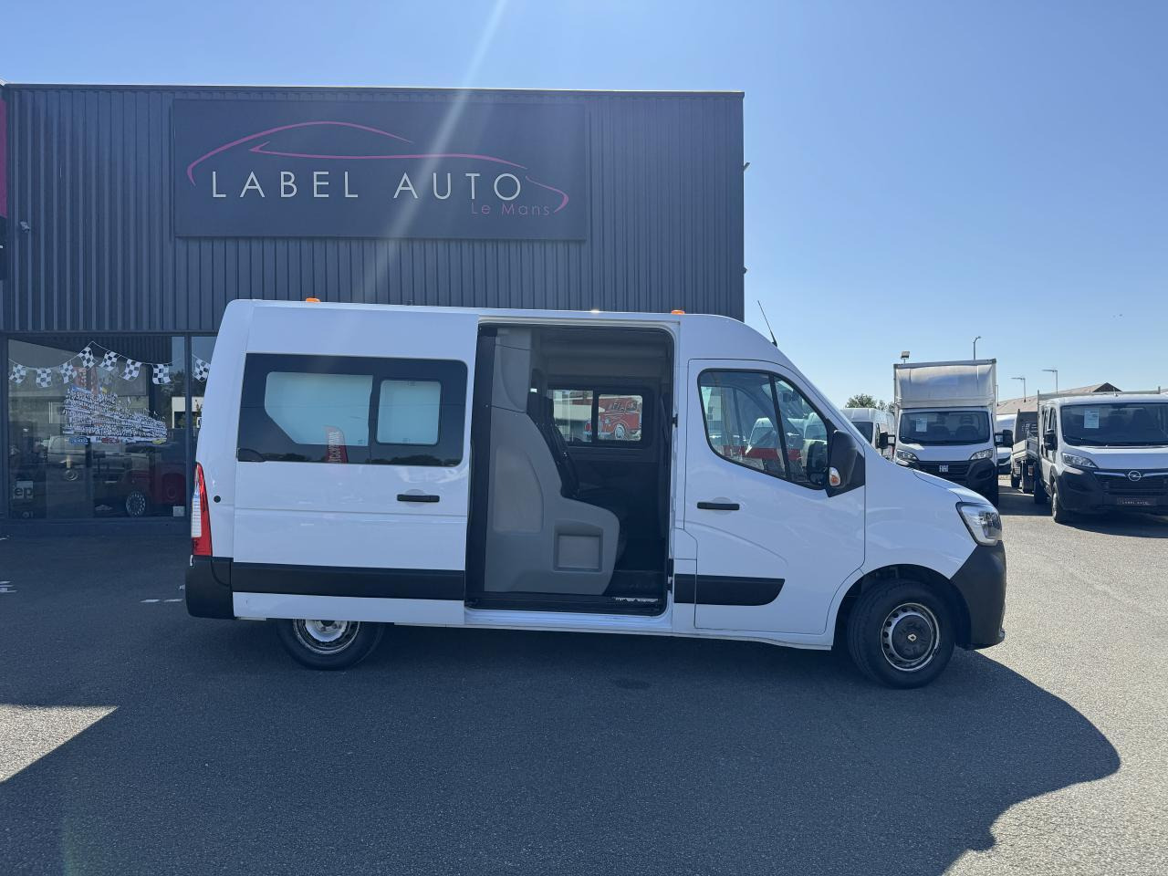 Renault Master 7 PLACES Confort F3300 L2H2 2.3 dCi - 135 III CABINE APPROFONDIE Cabine approfondie L2H2 Tra - Transporter mit Doppelkabine: das Bild 1 Renault Master 7 PLACES Confort F3300 L2H2 2.3 dCi - 135 III CABINE APPROFONDIE Cabine approfondie L2H2 Tra - Transporter mit Doppelkabine: das Bild 1
