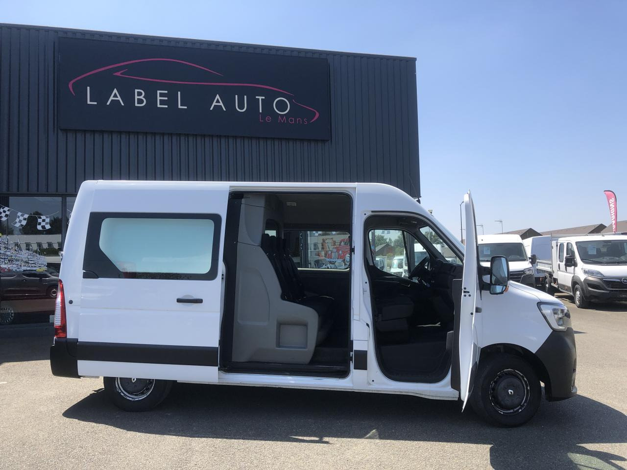 Renault Master F3300 L2H2 2.3 DCI 135CH CABINE APPROFONDIE CONFORT 7 PLACES - Transporter mit Doppelkabine: das Bild 2 Renault Master F3300 L2H2 2.3 DCI 135CH CABINE APPROFONDIE CONFORT 7 PLACES - Transporter mit Doppelkabine: das Bild 2