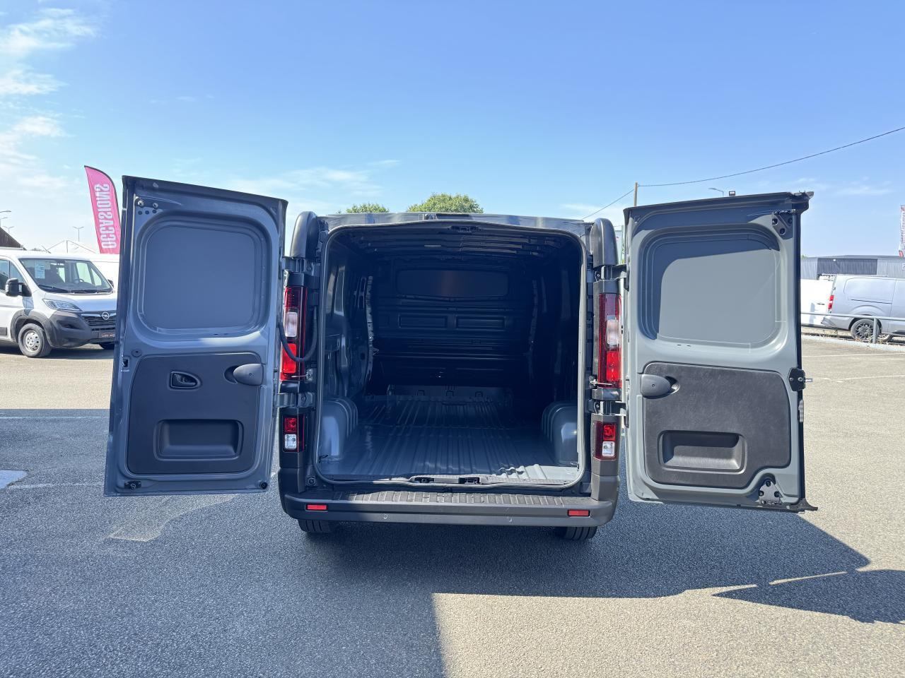 Renault Trafic L2H1 3T 2.0 BLUE DCI 170CH ADVANCE CARPLAY CAM - Kastenwagen: das Bild 2 Renault Trafic L2H1 3T 2.0 BLUE DCI 170CH ADVANCE CARPLAY CAM - Kastenwagen: das Bild 2