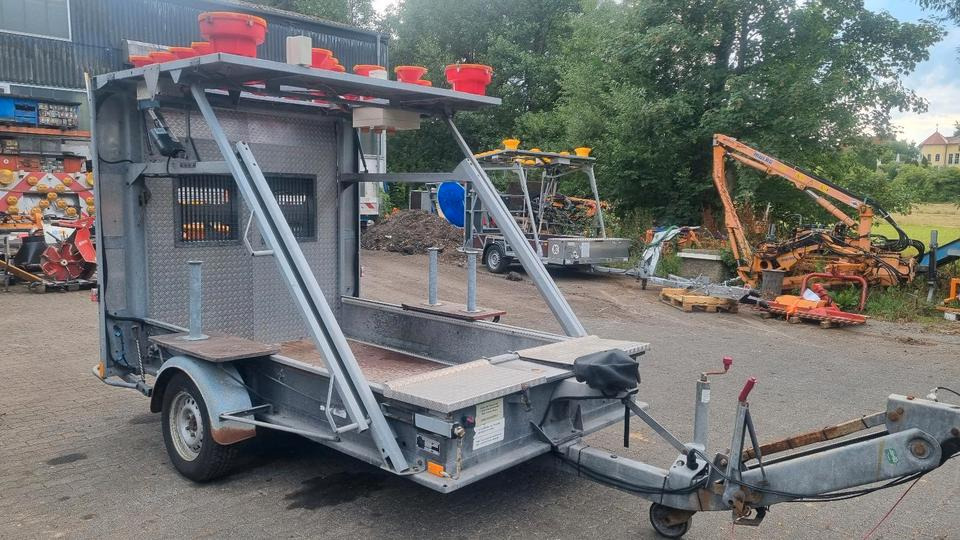 Mersch Absperrtafel Vz616 mit Horizont Leuchtkreuzanlage Sperrwand Sperranhänger Leittafel Leitanhänger Verkehrsleittafel Verkehrsleitanhänger Verkehrssicherungsanhänger Nissen Trebbiner - Anhänger: das Bild 1 Mersch Absperrtafel Vz616 mit Horizont Leuchtkreuzanlage Sperrwand Sperranhänger Leittafel Leitanhänger Verkehrsleittafel Verkehrsleitanhänger Verkehrssicherungsanhänger Nissen Trebbiner - Anhänger: das Bild 1