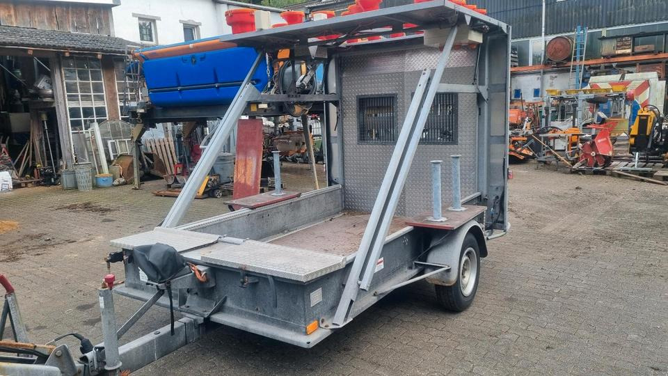 Mersch Absperrtafel Vz616 mit Horizont Leuchtkreuzanlage Sperrwand Sperranhänger Leittafel Leitanhänger Verkehrsleittafel Verkehrsleitanhänger Verkehrssicherungsanhänger Nissen Trebbiner - Anhänger: das Bild 2 Mersch Absperrtafel Vz616 mit Horizont Leuchtkreuzanlage Sperrwand Sperranhänger Leittafel Leitanhänger Verkehrsleittafel Verkehrsleitanhänger Verkehrssicherungsanhänger Nissen Trebbiner - Anhänger: das Bild 2