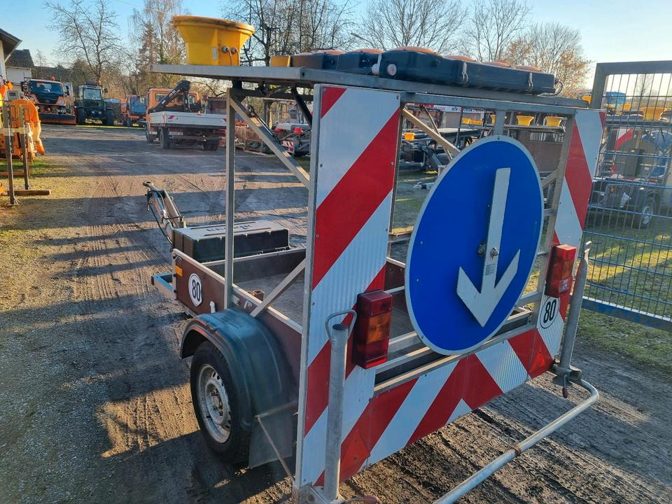 Nissen Absperrtafel VZ616 Verkehrssicherung Absperrtafel Verkehrssicherungsanhänger Sperrwand Verkehrsleittafel Verkehrsleitanhänger - Anhänger: das Bild 3 Nissen Absperrtafel VZ616 Verkehrssicherung Absperrtafel Verkehrssicherungsanhänger Sperrwand Verkehrsleittafel Verkehrsleitanhänger - Anhänger: das Bild 3